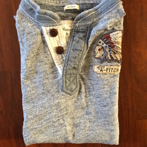 Abercrombie & Fitch Men’s Medium Short-sleeved Button Shirt w/ Indian Graphic - Picture 5 of 5